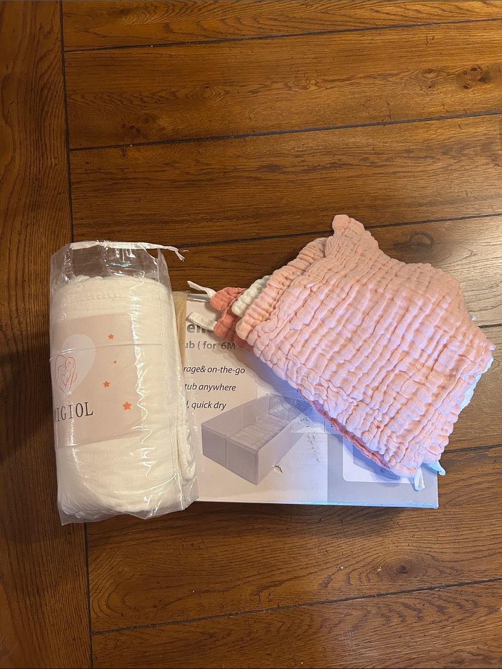 Baby Bath Tub Bundle with Towels and Washclothes - Picture 2 of 9